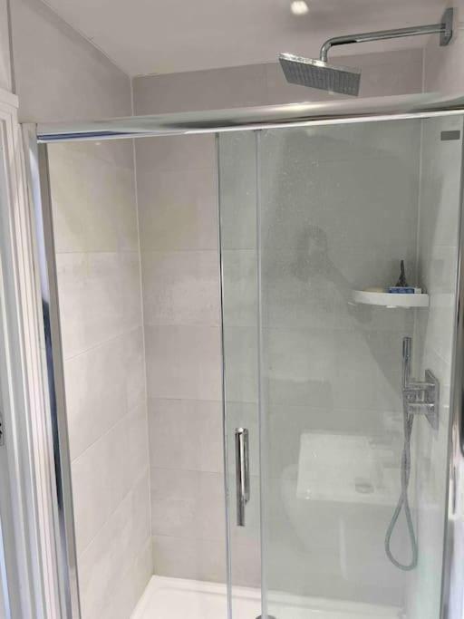 Tasteful Furnished Modern 3 Bedroom Detached