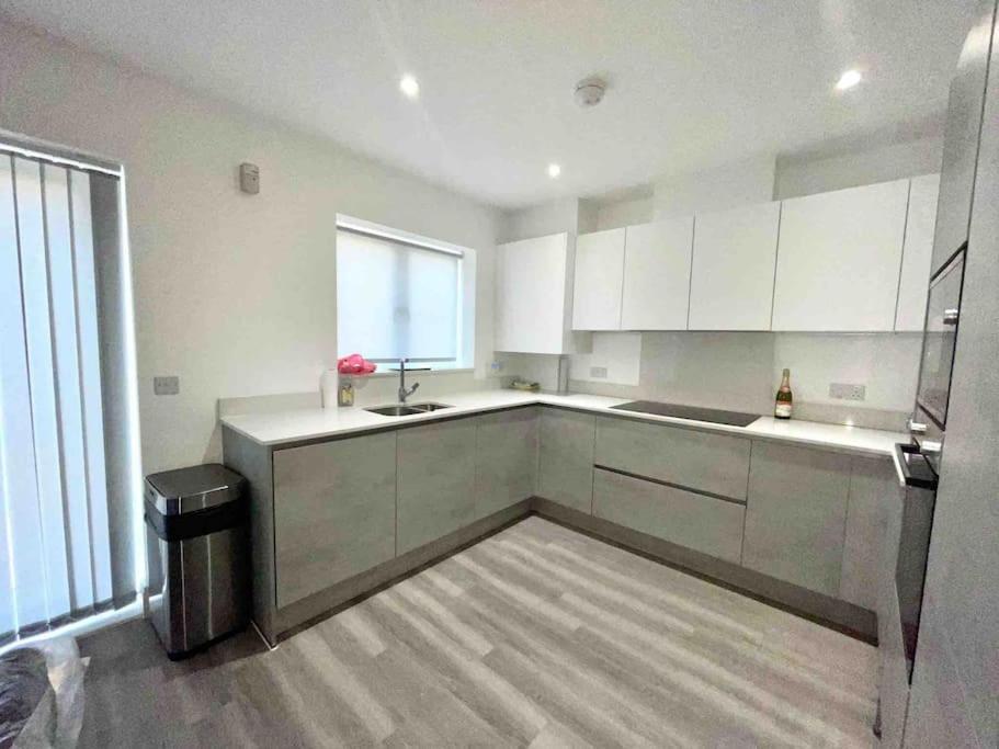 Tasteful Furnished Modern 3 Bedroom Detached *