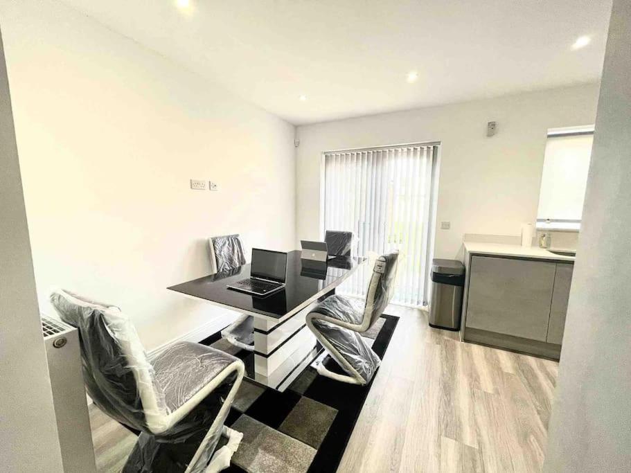 Tasteful Furnished Modern 3 Bedroom Detached Holiday home Watford (Hertfordshire)