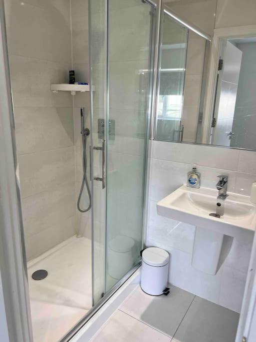 Tasteful Furnished Modern 3 Bedroom Detached *