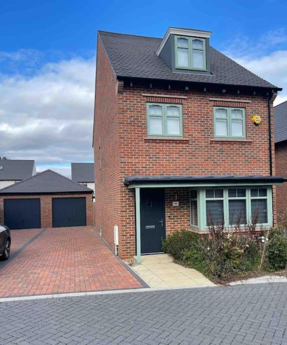 Holiday home Tasteful Furnished Modern 3 Bedroom Detached *