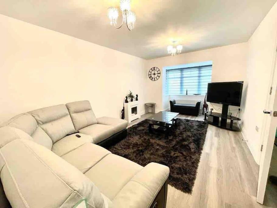 Tasteful Furnished Modern 3 Bedroom Detached
